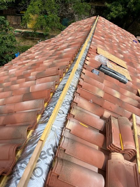 Pose de tuiles sur une toiture