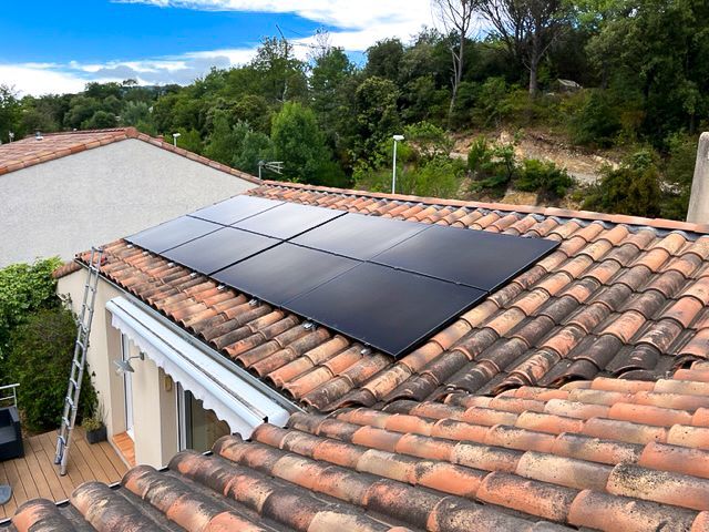 Panneaux à cellules photovoltaïques sur une toiture