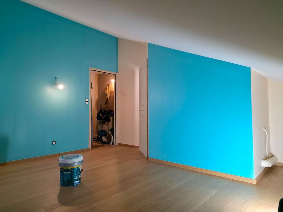 Salle de bains rénovée avec une douche et une baignoire