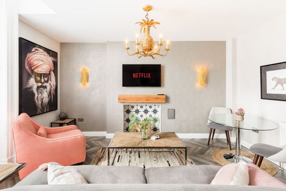 One bedroom apartment with full kitchen and bedroom with en-suite