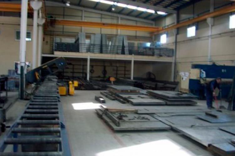 Un hombre está trabajando en una máquina en una fábrica.