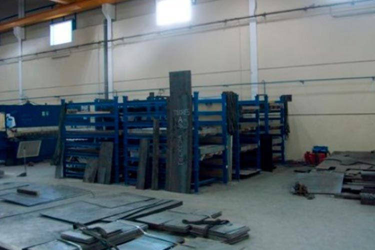 Un almacén lleno de muchas piezas de metal.