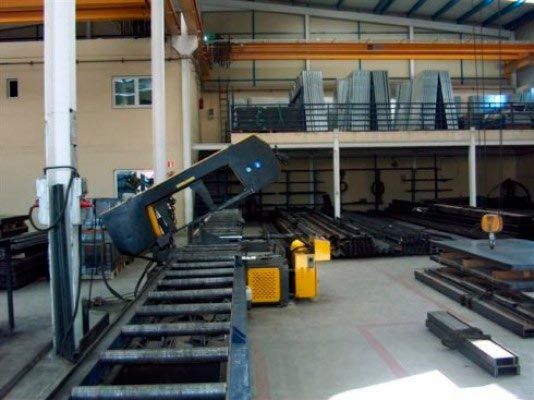 Una máquina en una fábrica que dice