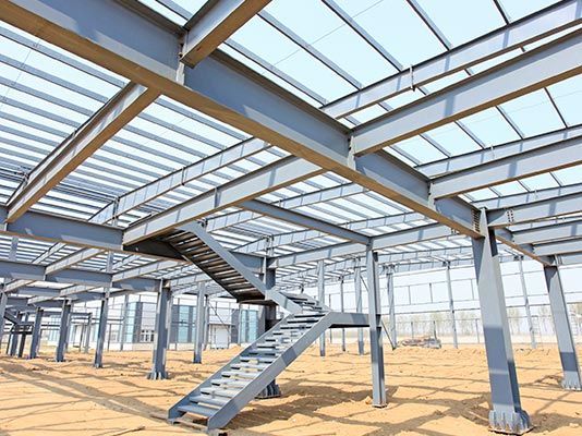 Hay una escalera en el medio del edificio.