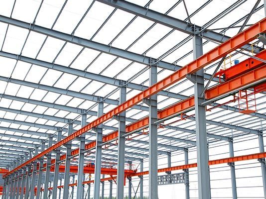 Una gran estructura metálica con una grúa en el medio.