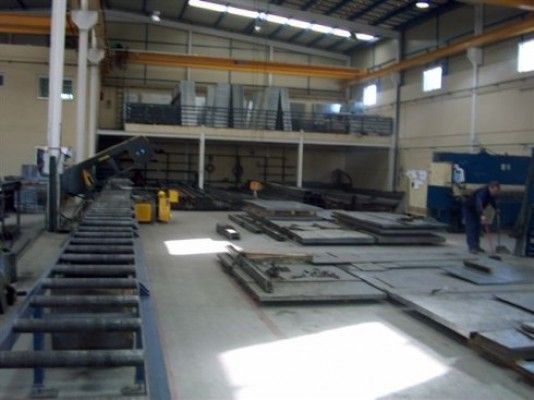 Un gran almacén lleno de muchas piezas de metal.