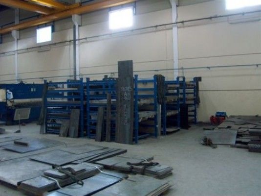 Un almacén lleno de muchas piezas de metal.