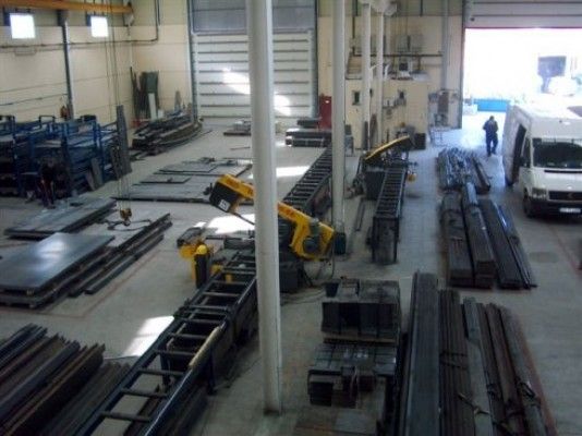 Una vista aérea de un almacén lleno de mucho metal.