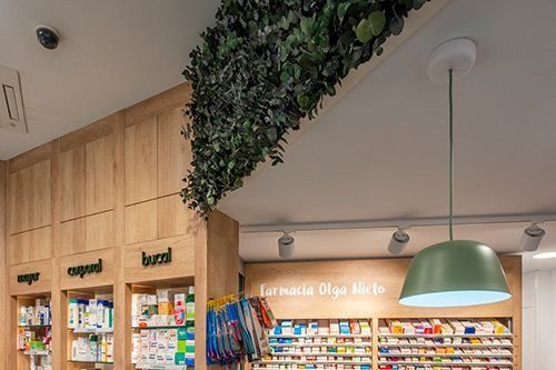 Una farmacia con una luz verde colgando del techo.