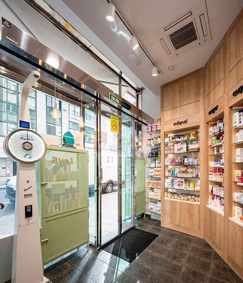 Una farmacia con una báscula en el medio de la habitación.