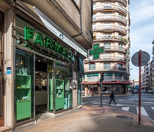 Una farmacia está ubicada en la esquina de una calle de la ciudad.
