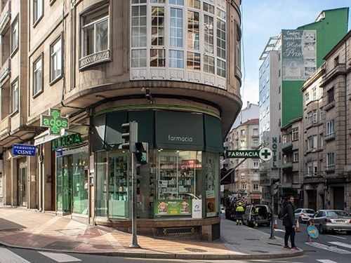 Una farmacia está ubicada en la esquina de una calle de la ciudad.