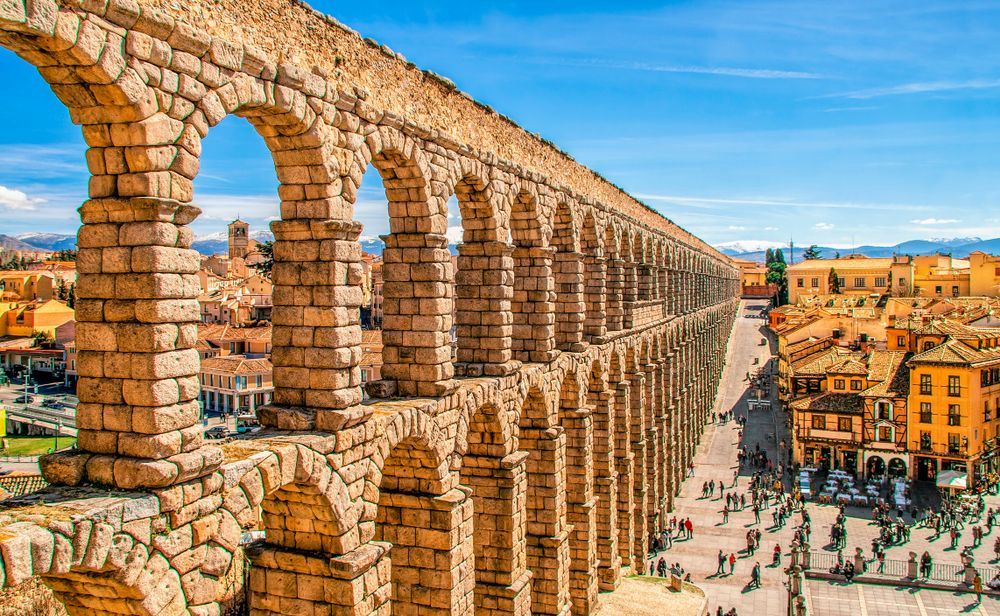 El acueducto de Segovia, España, una estructura construida por los romanos, se arquea sobre una plaza