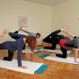 Yoga Übung mit vielen Leuten