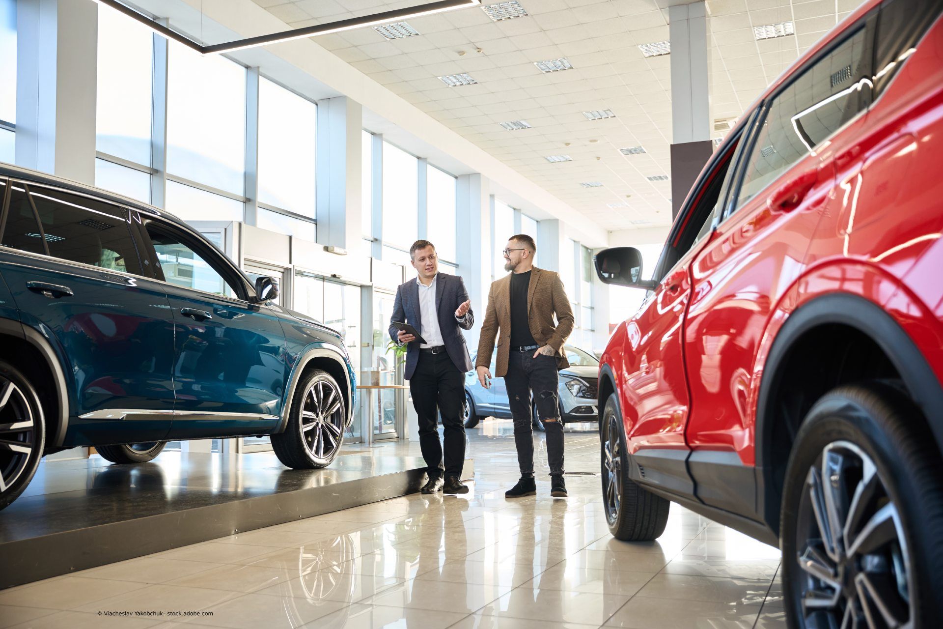 Autohändler berät Kunden zu neuem Auto