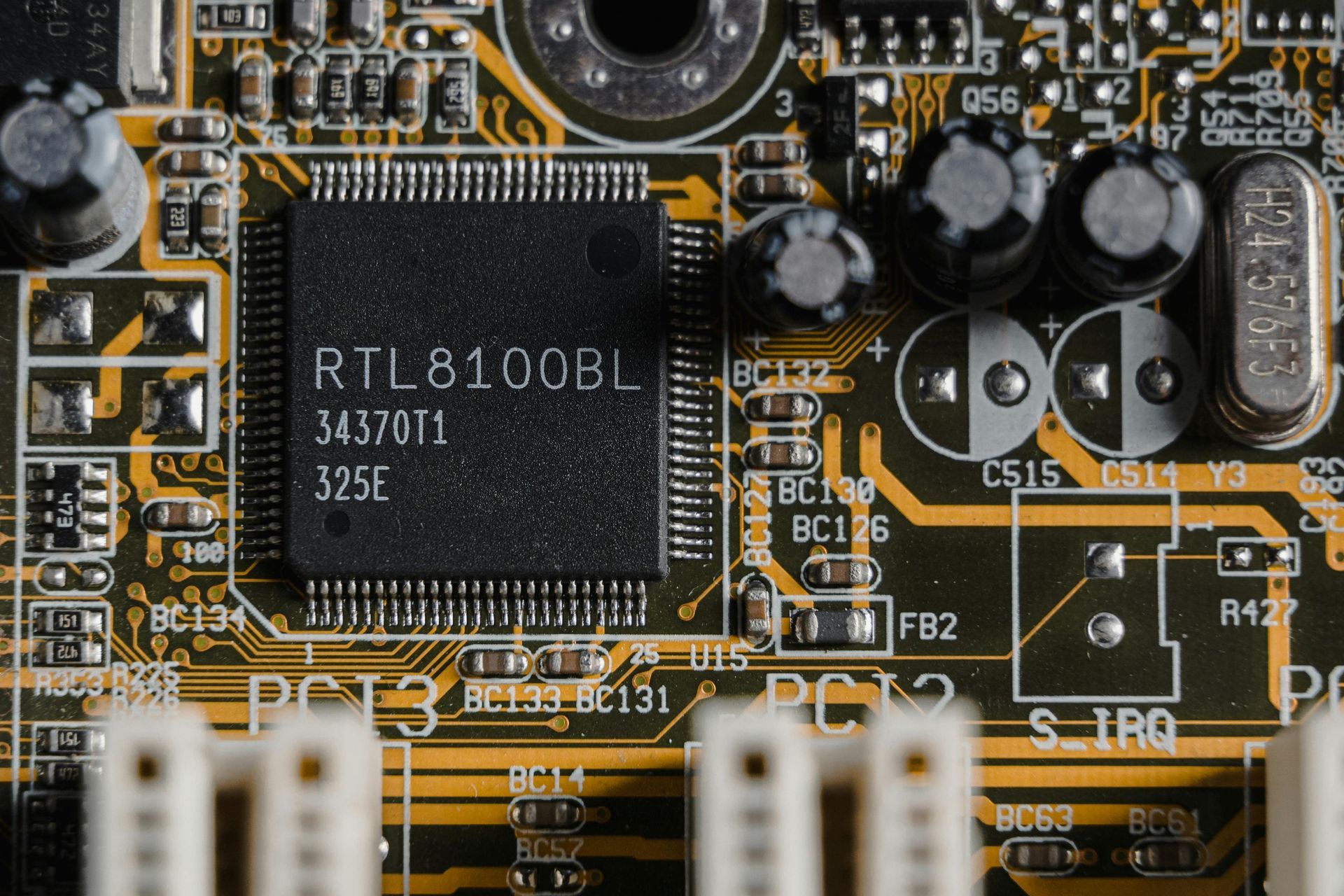 Un primer plano de una placa base con un RTL8100BL instalado.