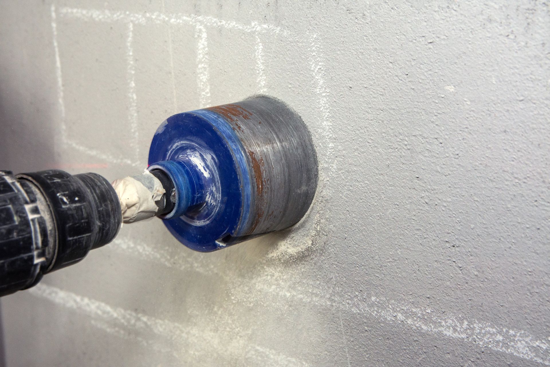 Carottage sur un mur en béton