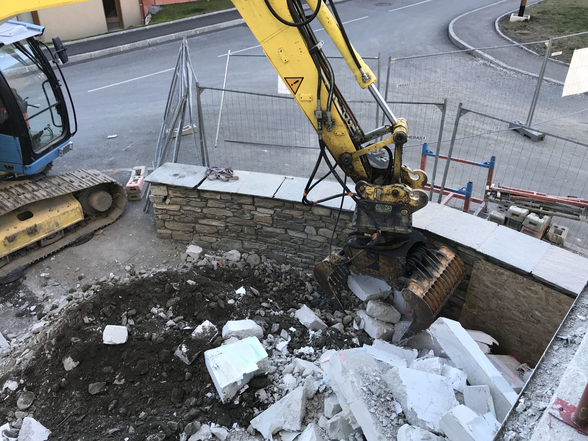 Photo noir et blanc et engin de déconstruction en jaune