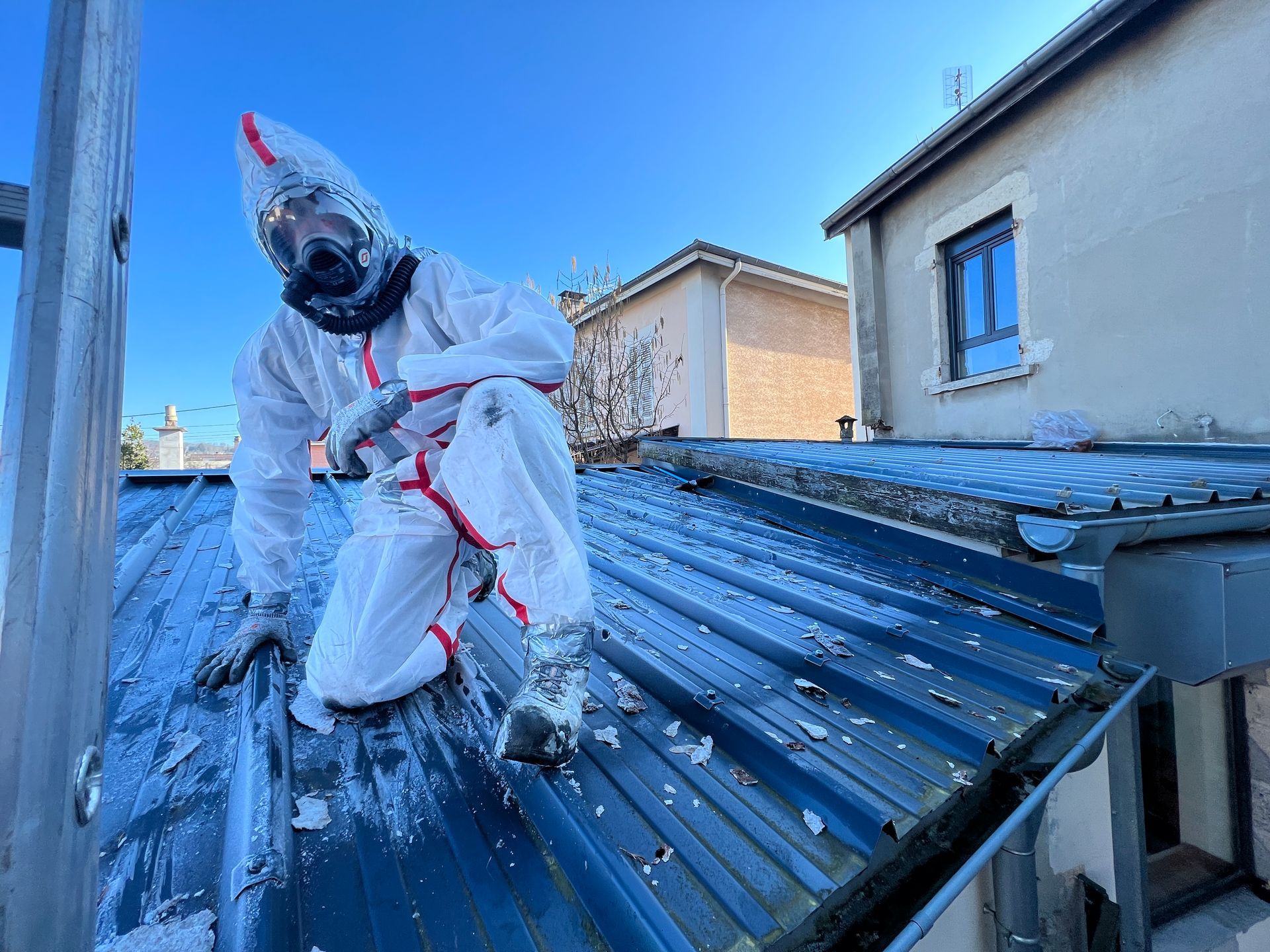 Homme en vêtement de protection sur un toit