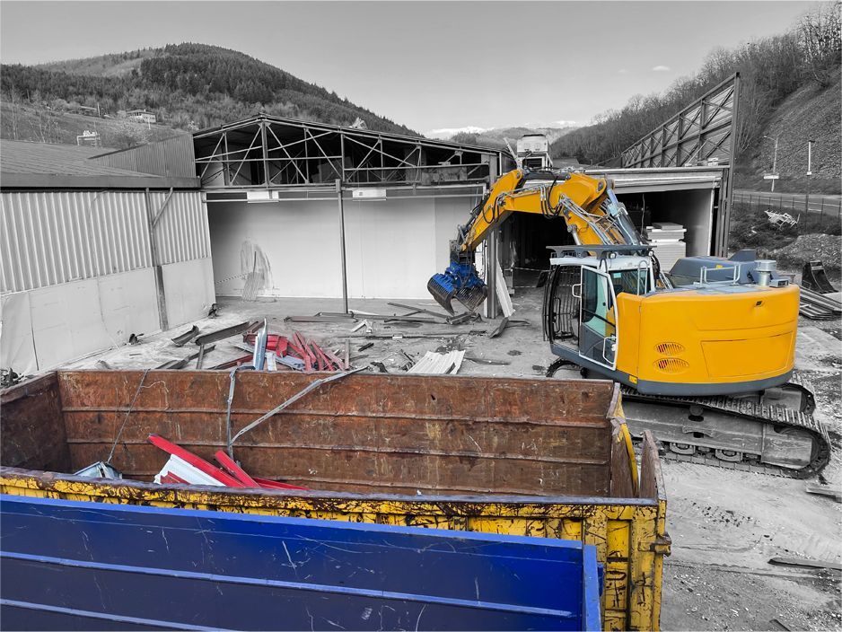 Engin place des gravats dans une benne