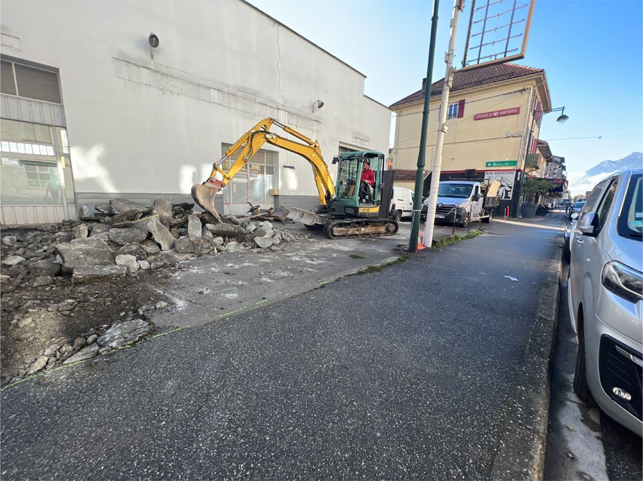 Homme opère un engin de déconstruction