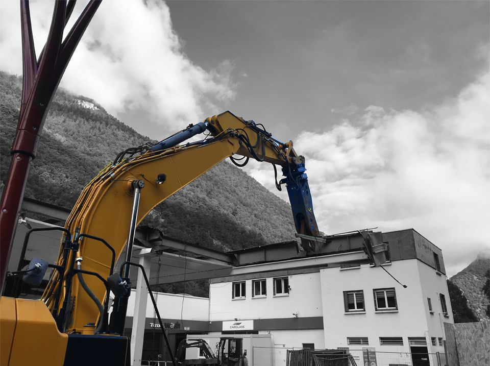 Engin neuf démolit une habitation