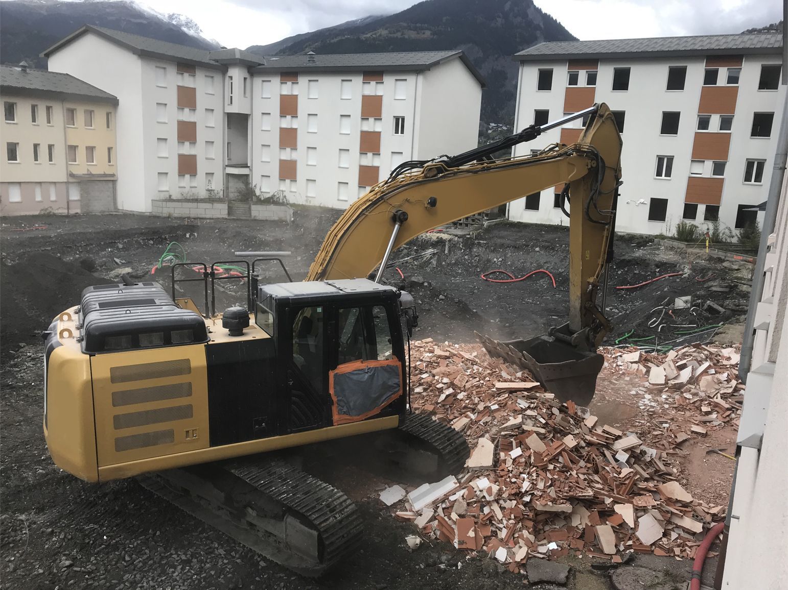 Engin jaune sur des gravats