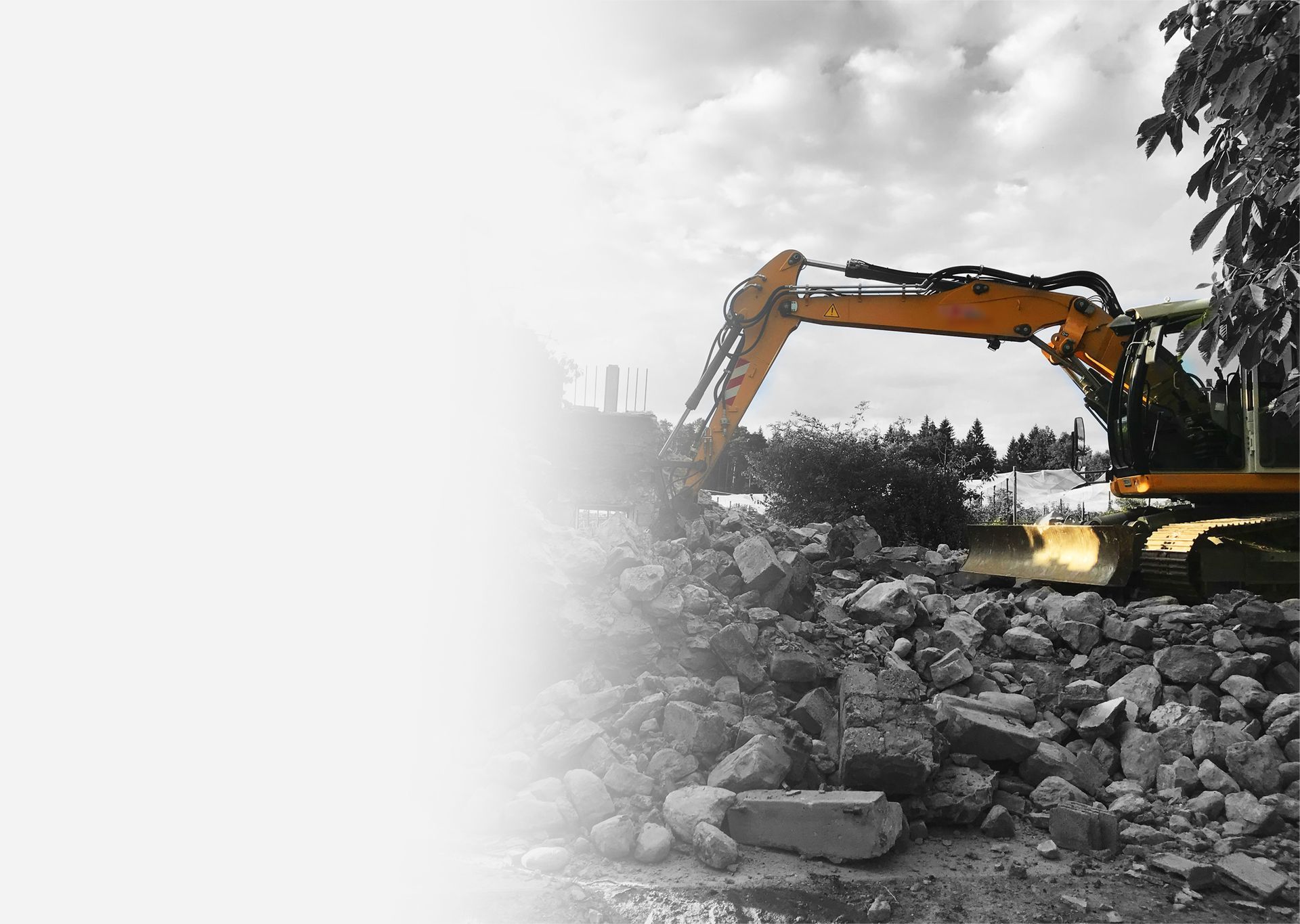 Démolisseuse sur du débris