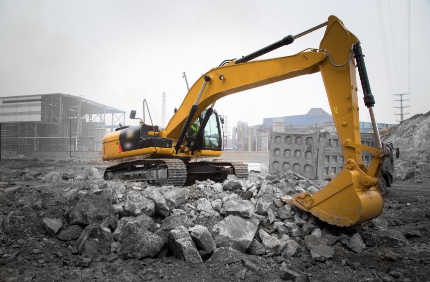 Machine de démolition sur une pille de débris