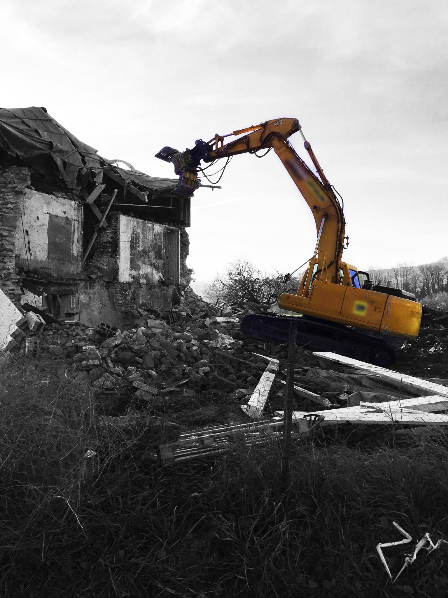 Engin devant une maison en démolition