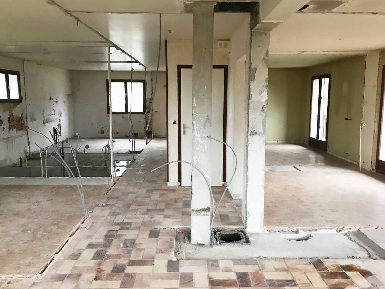 Pièce intérieure avec des câbles apparents