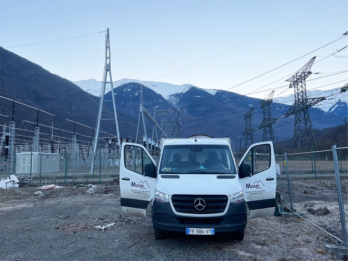 Camion de l’entreprise sur un site de construction