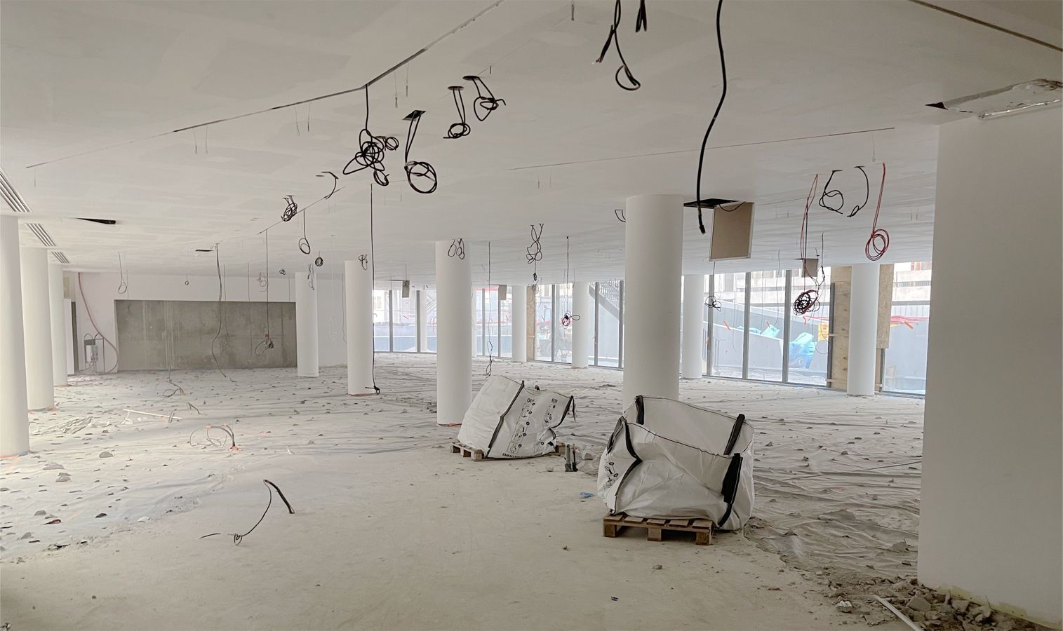 Câbles d’électricité dans une pièce en construction