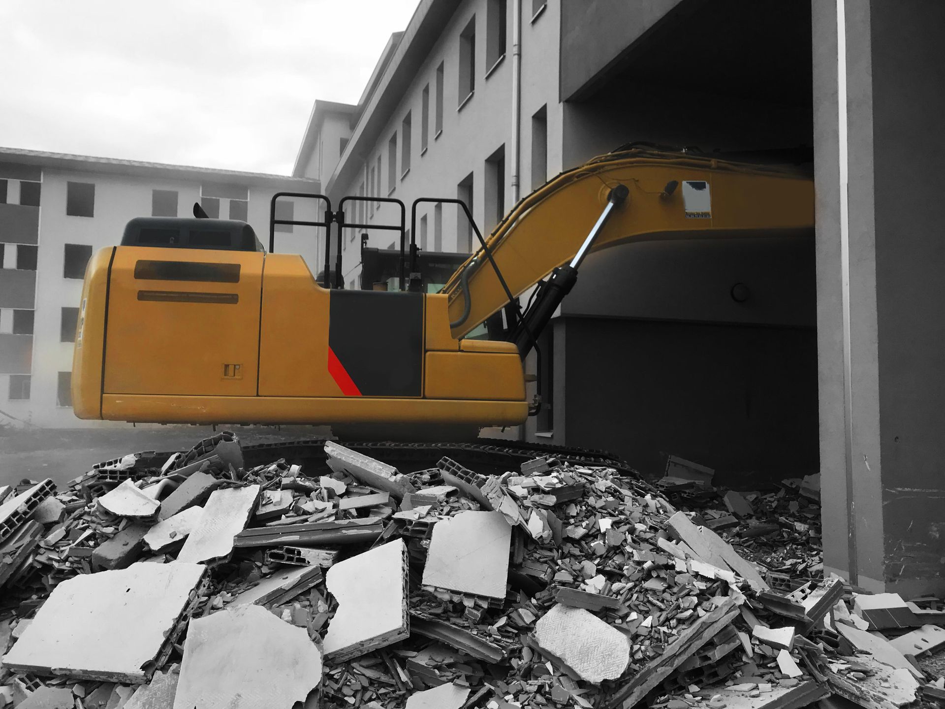 Engin de construction sur une pile de débris