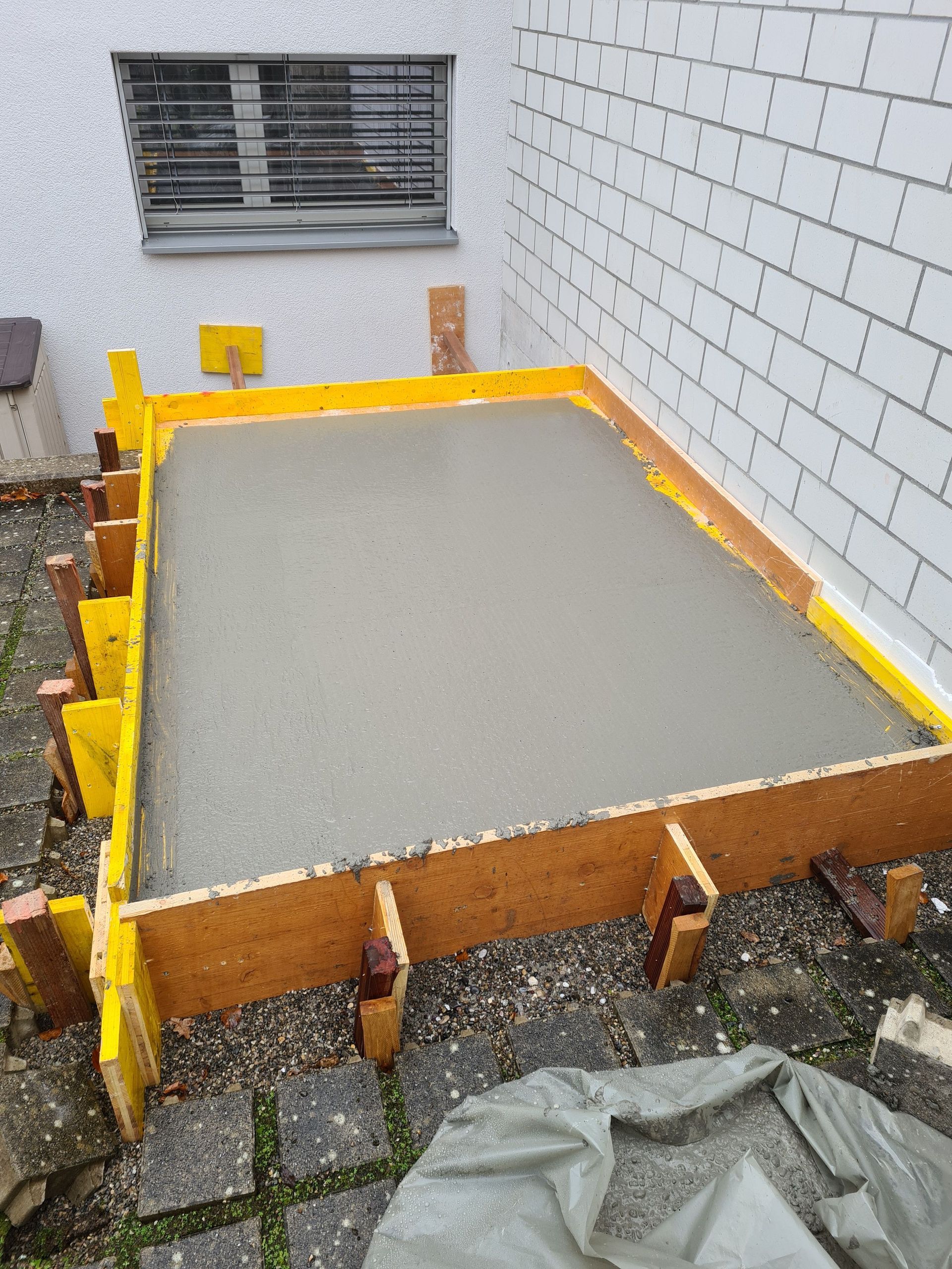 Betoniert und abtaloschiert.