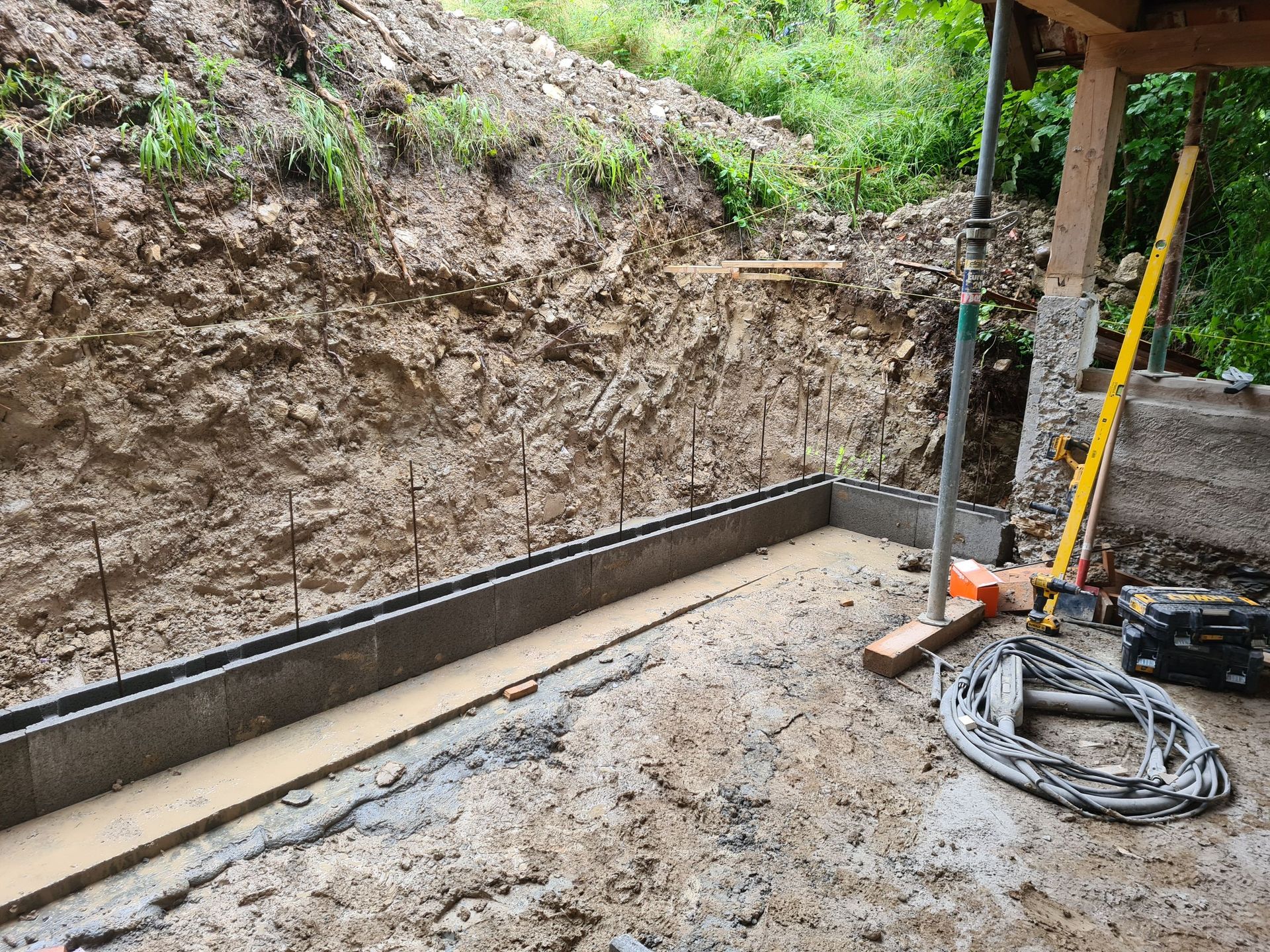 Betonschalenstein setzen und betonieren.