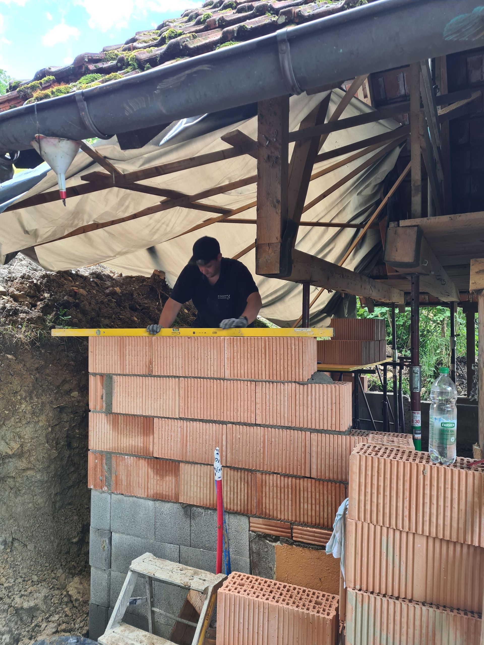 Betonschalenstein setzen und betonieren.