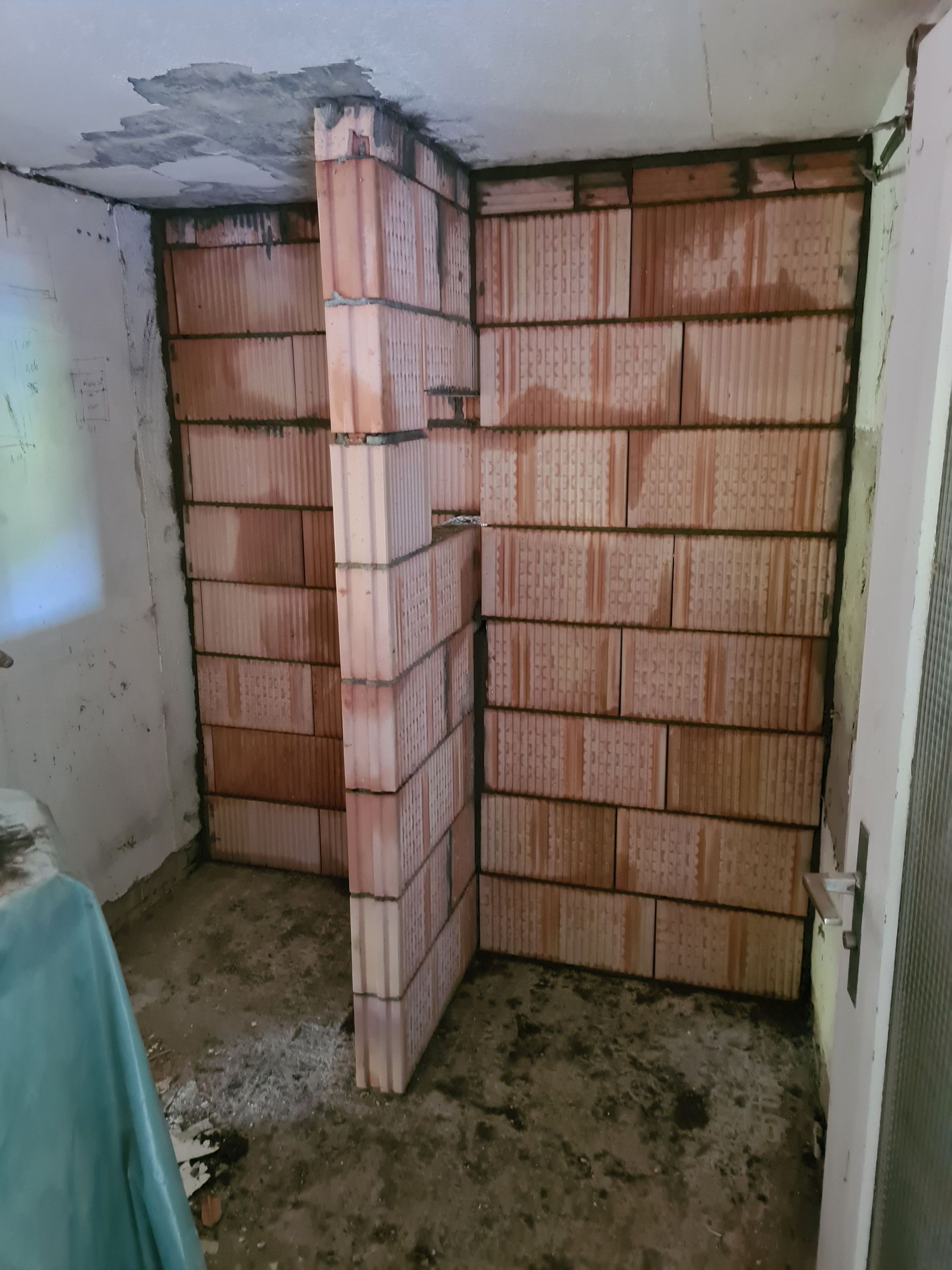 Innenwände für die Dusche bzw. Badezimmer gemauert.