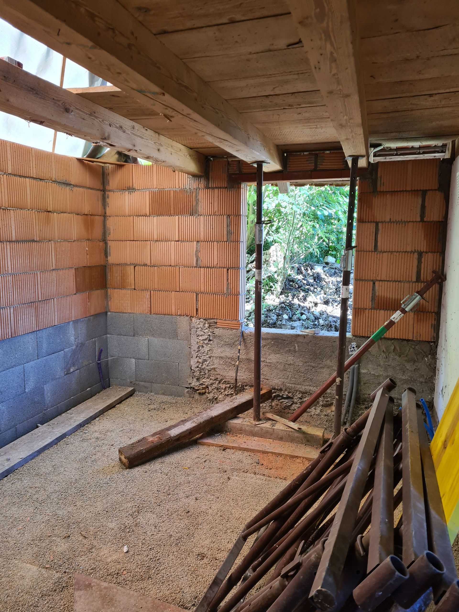 Betonschalenstein setzen und betonieren.