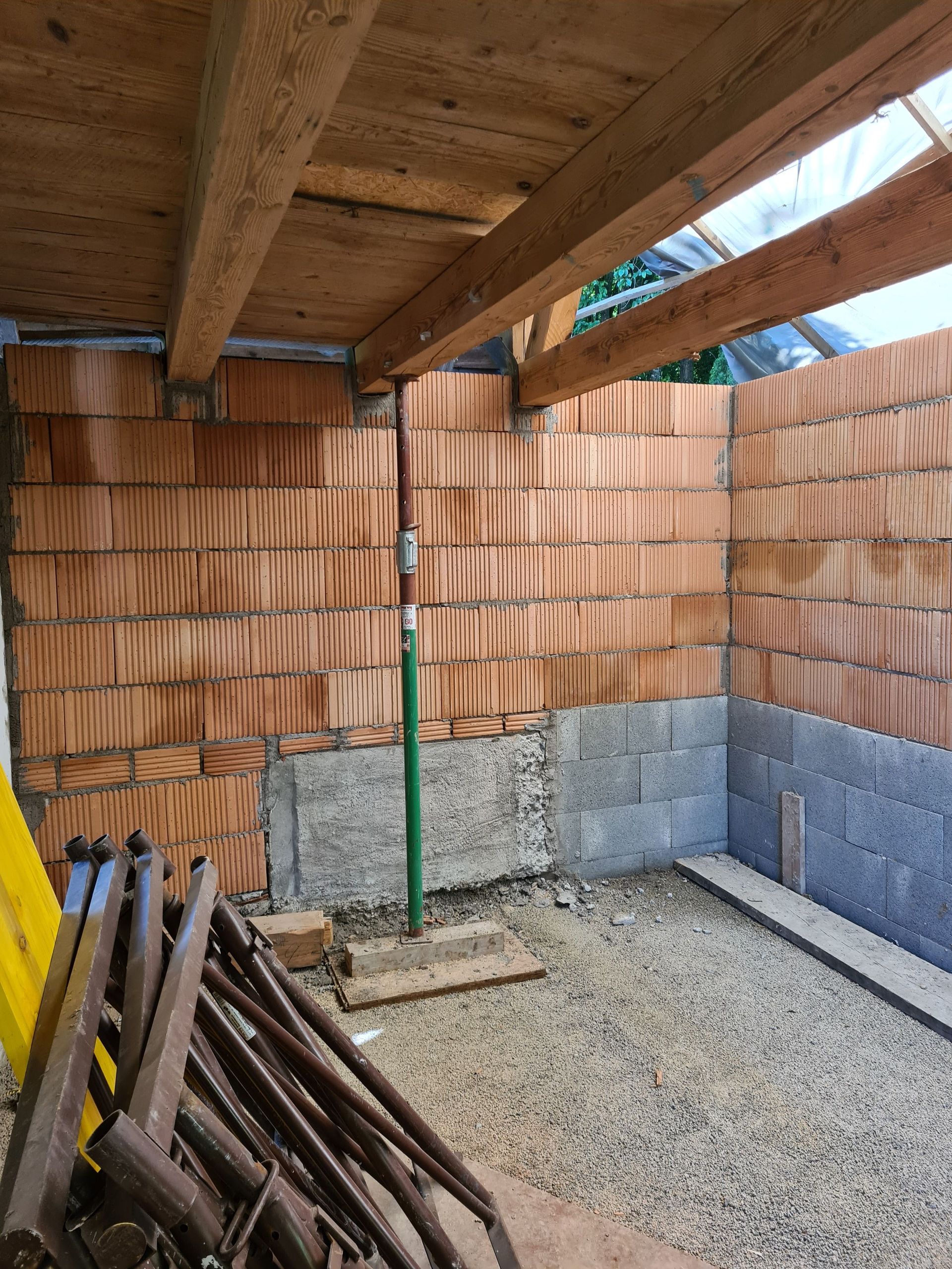 Betonschalenstein setzen und betonieren.