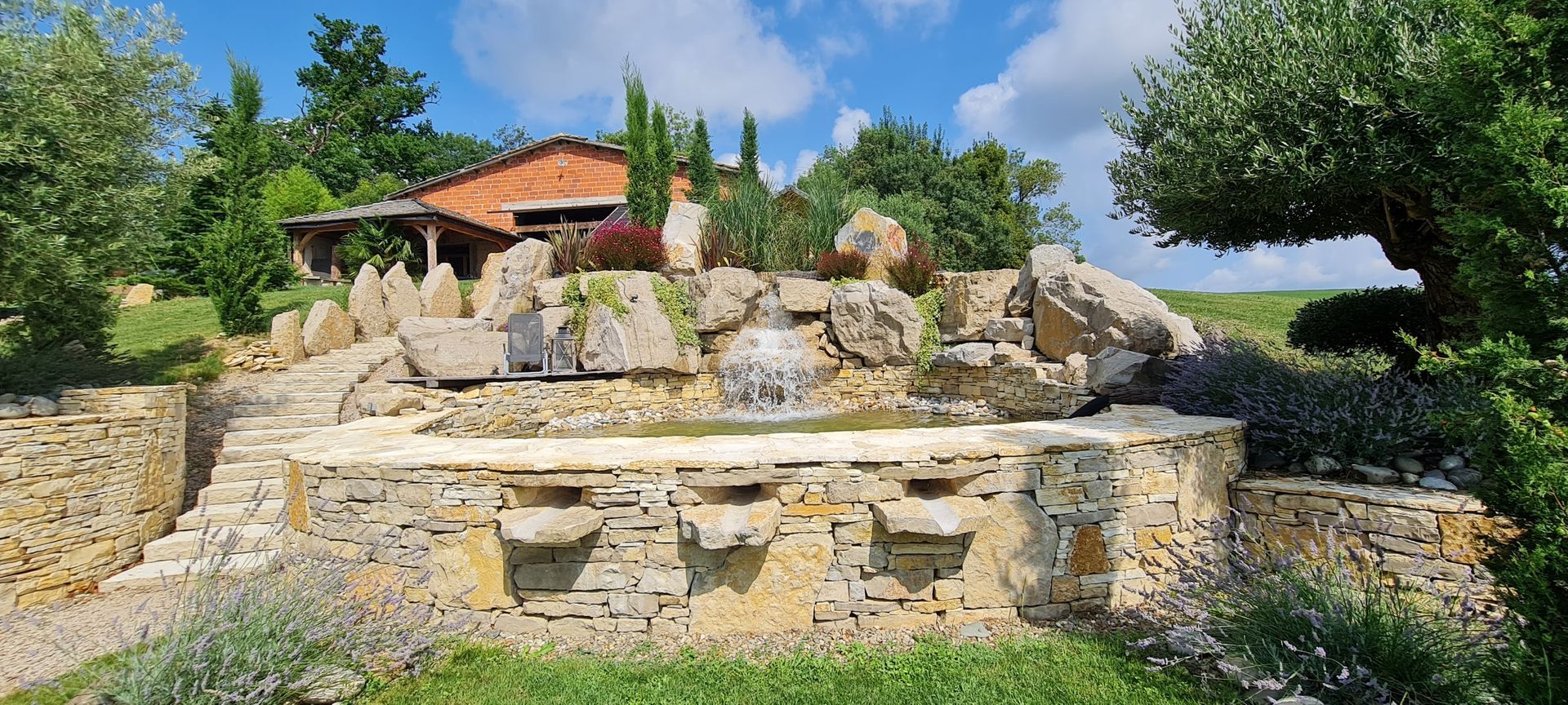 Bassin et muret en pierres