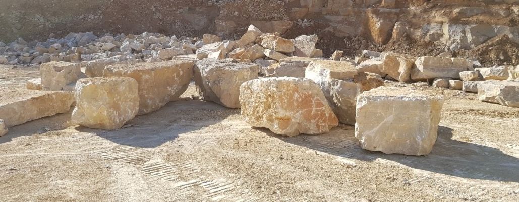Un tas de blocs de pierre