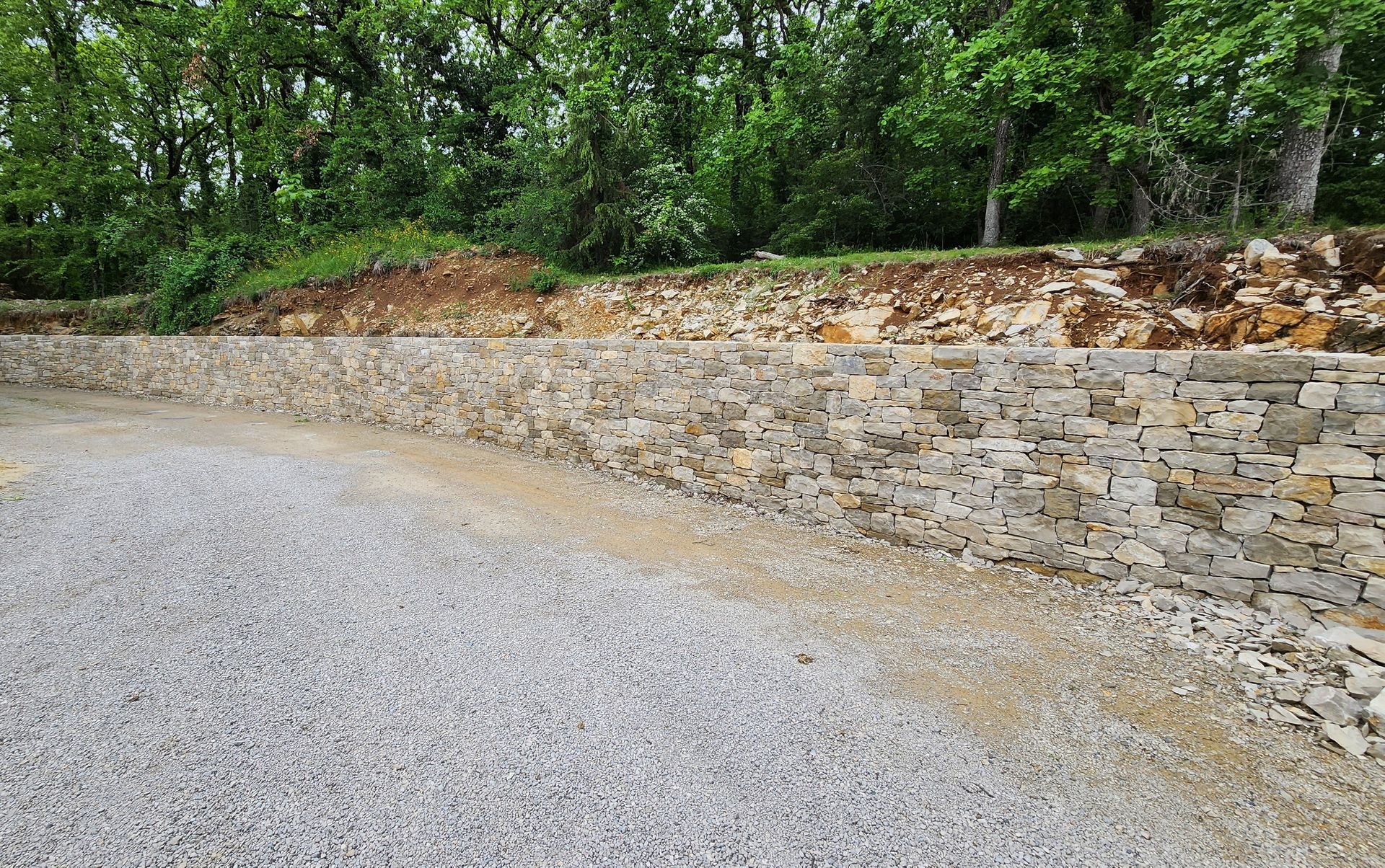 Muret de soutènement en pierres