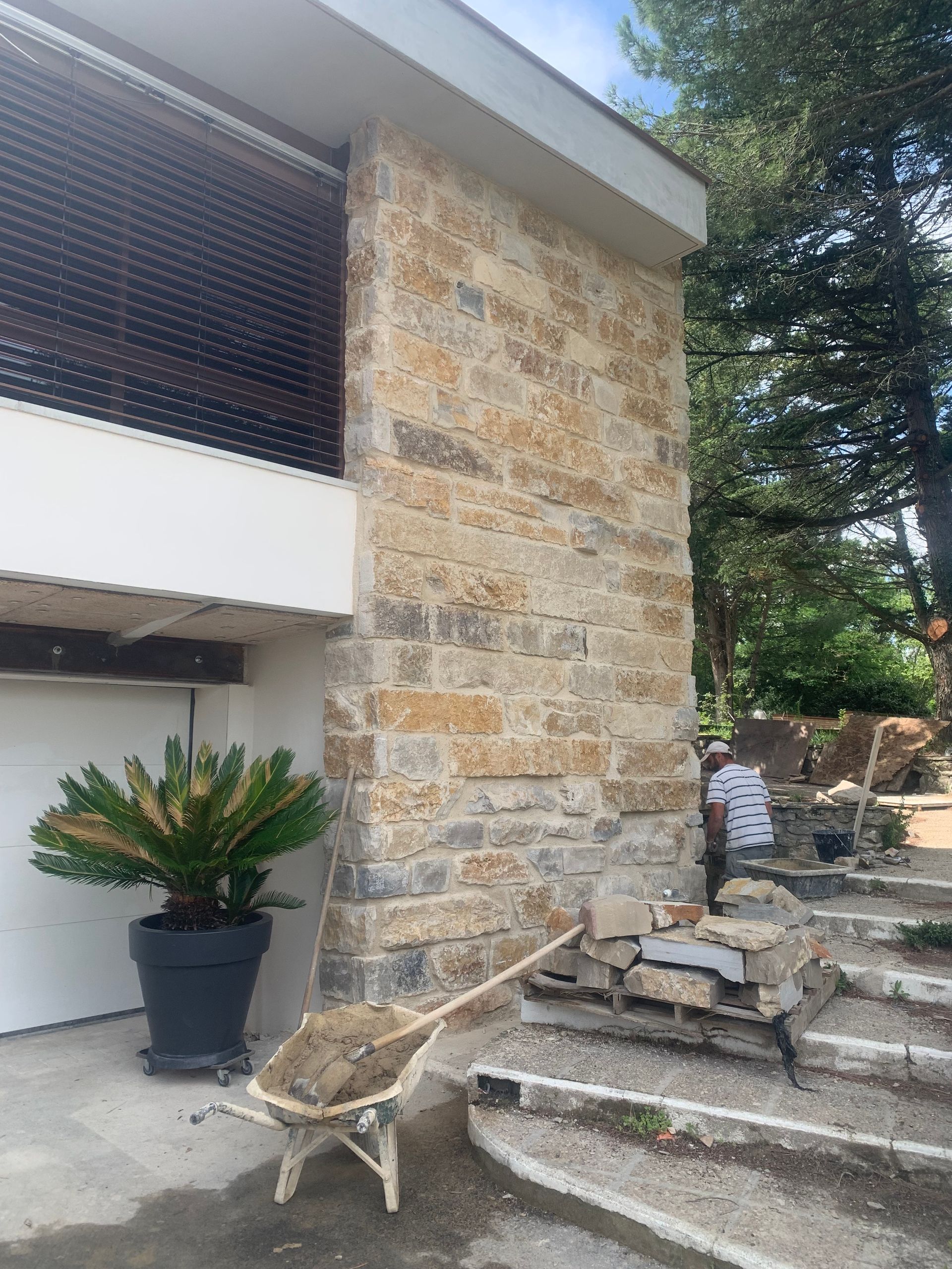 Façade de maison en dalles de pierres