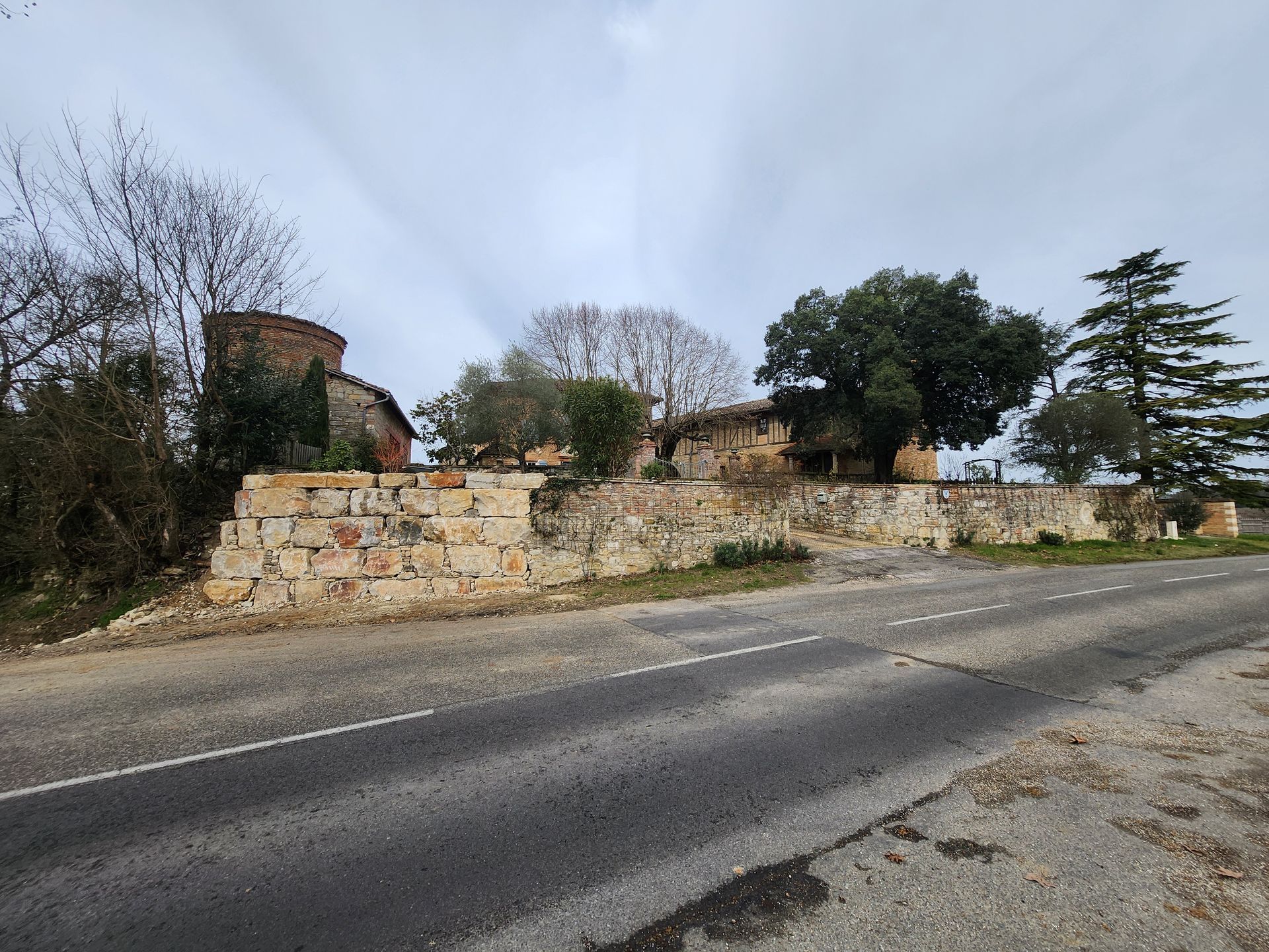 Reprise d'un mur en pierres autour d'un château