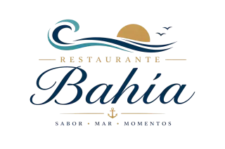 Logotipo del Restaurante Bah&iacute;a con letras azules, sol dorado y el eslogan &ldquo;Sabor. Mar. Momentos&rdquo;.