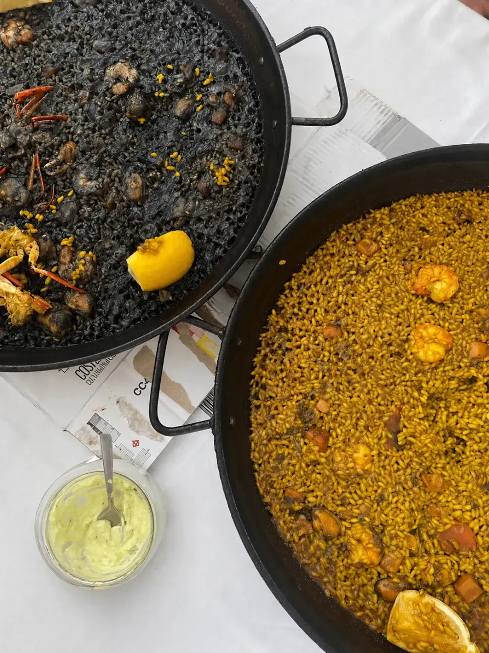 Icono de marcador de posición gris claro con un sol y montañas sobre fondo blanco