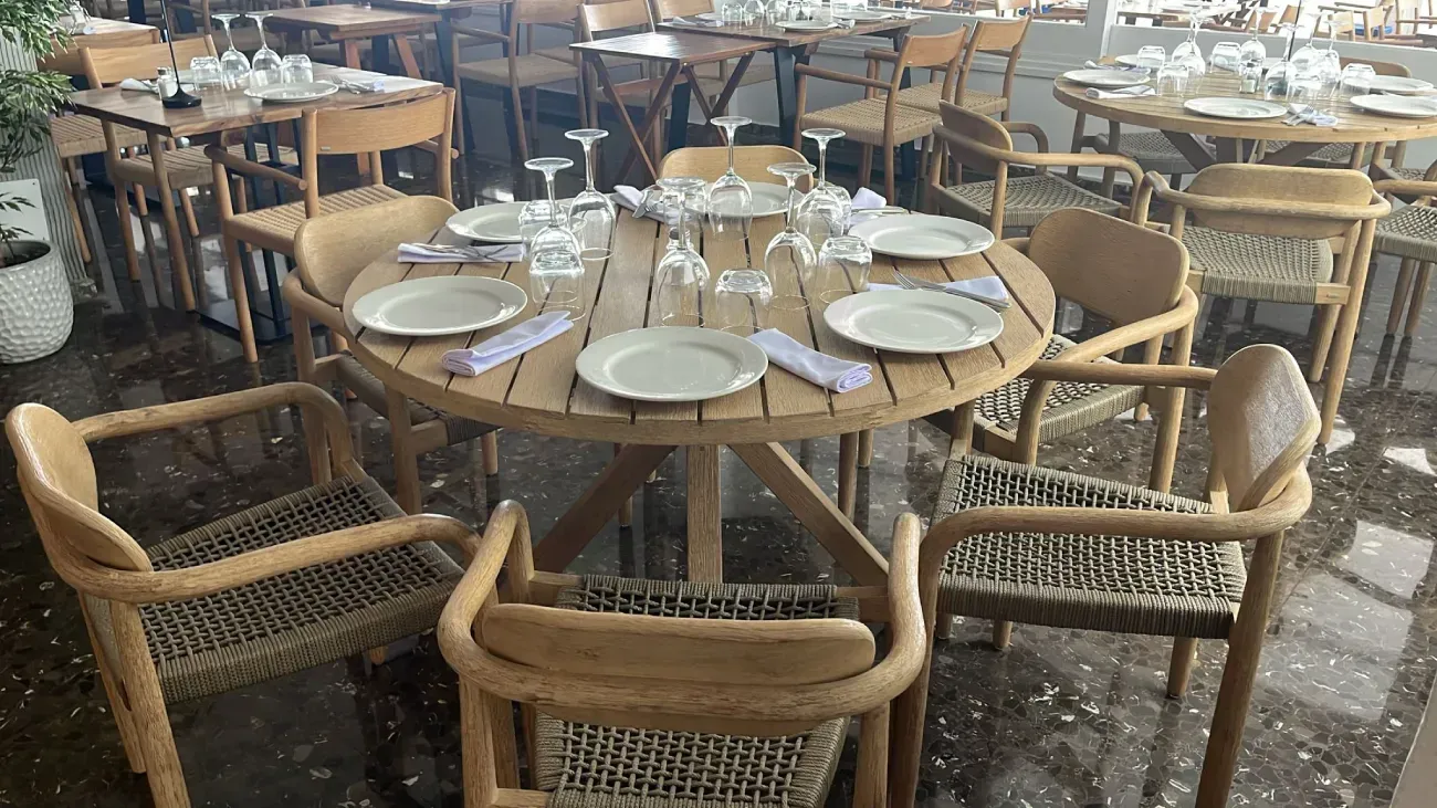 Icono de marcador de posición gris claro con un sol y montañas sobre fondo blanco