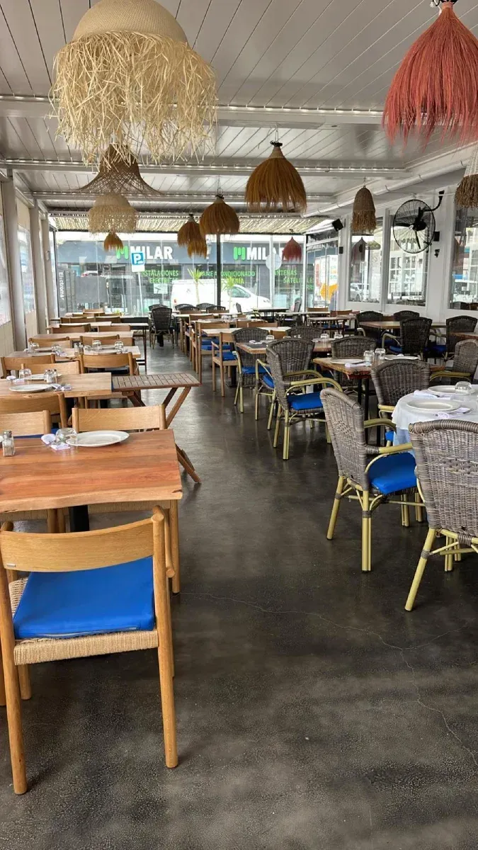 Icono de marcador de posición gris claro con un sol y montañas sobre fondo blanco