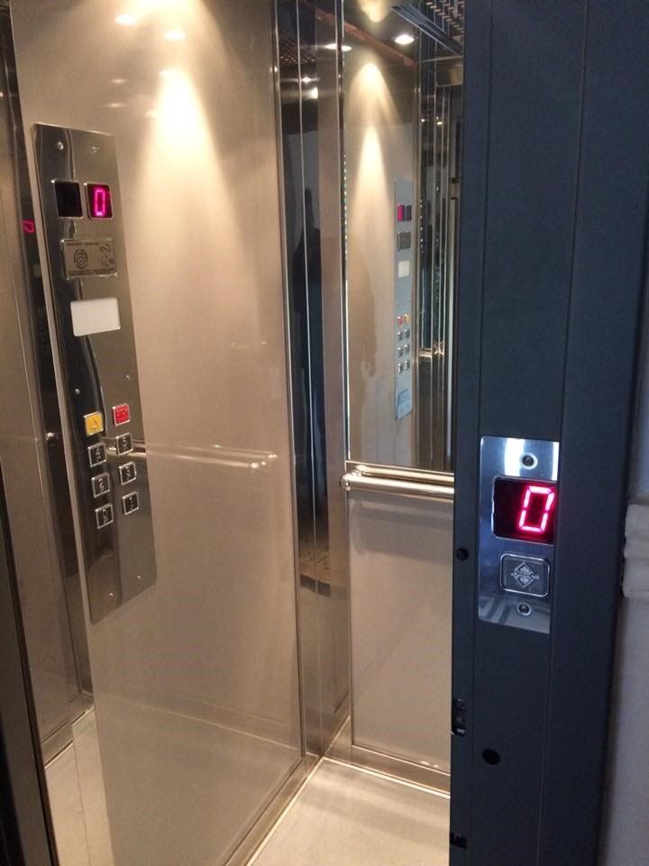 Εσωτερικό ανελκυστήρα με καθρέφτες στους τοίχους και φωτισμένη οθόνη δαπέδου που δείχνει 0.